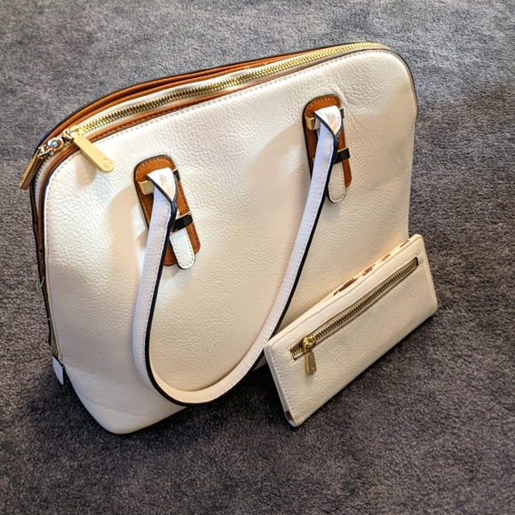 White shoulder purse with wallet
